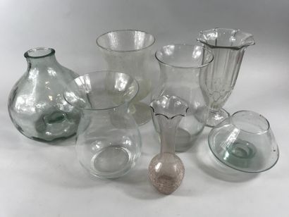 null Lot of seven glass vases of which one in the shape of cup on pedestal in the...