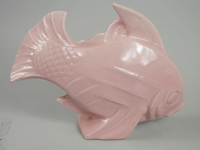 null Fish in pink cracked ceramic. 

Height: 30cm; Width: 40cm. 

A basket, a fish...
