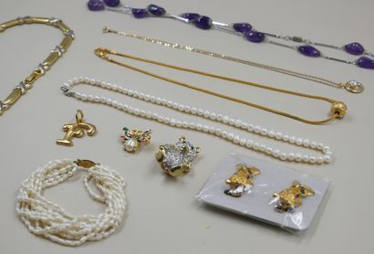 null Lot of costume jewelry including necklaces, brooches, a pair of ear clips, a...