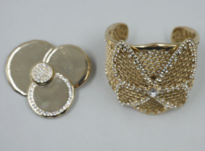 null AZZARO. 

Bracelet in gold metal mesh and rhinestones. A metal brooch is at...