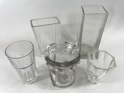 null Lot de cinq vases en verre, certains à section mouvementée, rectangulaires,...