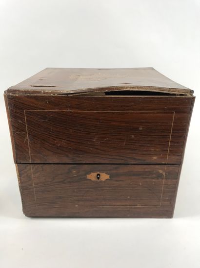 null Liquor cabinet 

Box in rosewood veneer and light wood fillets, the lid inlaid...