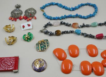 null Lot of costume jewelry including necklaces, brooches, earrings, a belt buckle,...