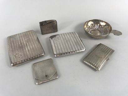 null Lot including : 

- a curved silver cigarette case with striations and monogrammed...