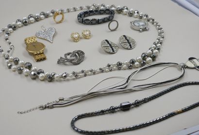 null Lot de bijoux fantaisie comprenant un long sautoir, collier, bracelet, montre,...