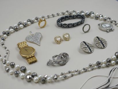 null Lot de bijoux fantaisie comprenant un long sautoir, collier, bracelet, montre,...