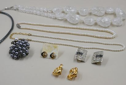 null Lot of costume jewelry including necklaces, earrings and clips and a brooch...