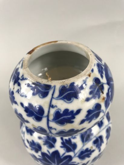 null CHINE, XIXè siècle, marque apocryphe de Xuande au revers.

Vase double gourde...