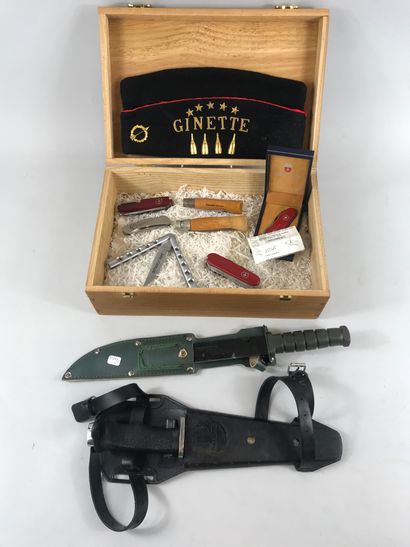 null Lot of two military type knives with sawtooth blade, a cap of the Sainte-Geneviève...