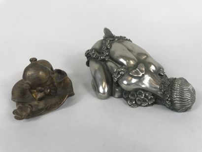 null Lot including : 

Pewter paperweight depicting a woman reclining in flowers....