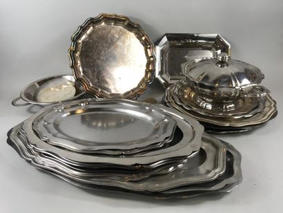 null Important lot of dishes, mainly in stainless steel, circular and oval shape...
