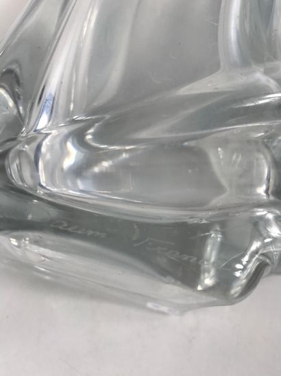 null DAUM. 

Quadrangular crystal vase, the base moved. Engraved Daum France.

Height:...