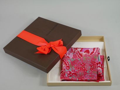 null Louis VUITTON.

Silk scarf with its box.

66 x 66 cm approximately;