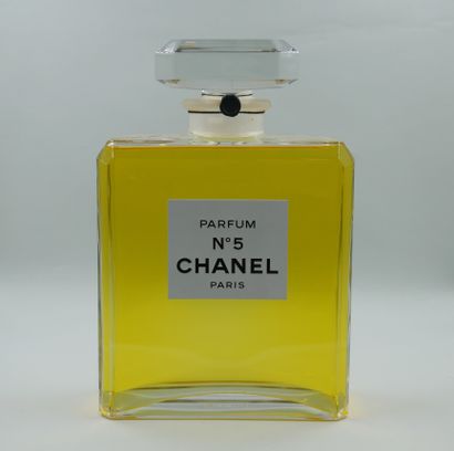 null CHANEL "N°5

Large glass bottle containing 1000ml, label titled "Chanel Paris"....