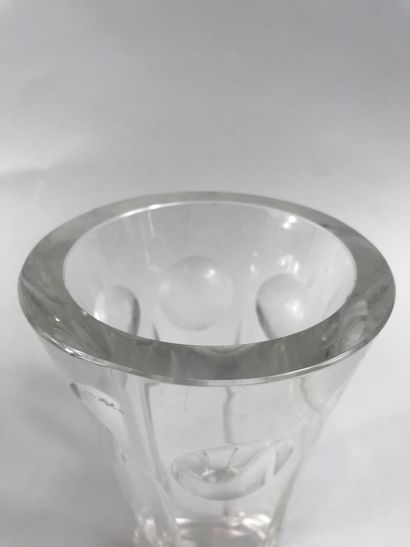 null DAUM. 

Small cut crystal vase with flared neck. Engraved Daum Nancy.

Height:...