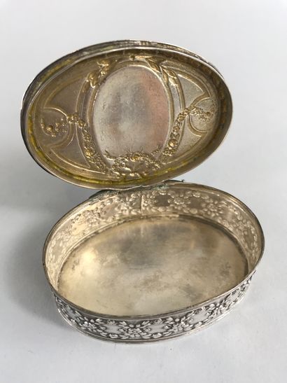 null Lot including : 

- an oval silver box decorated with ribboned garlands and...