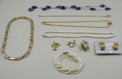 null Lot de bijoux fantaisie comprenant des colliers, broches, une paire de clips...