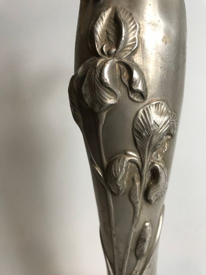 null Pewter lamp base with iris decoration in relief. 

Marked under the base E.Frères....