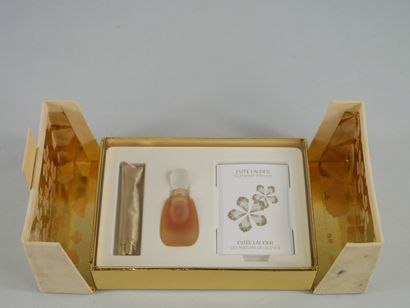null ESTEE LAUDER " Private Collection

Glass bottle containing 7.5ml of perfume...