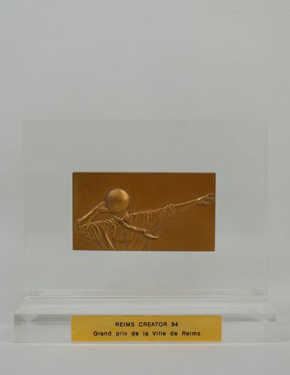 null ARTHUS-BERTRAND Paris.

Gilded bronze plaque for the REIMS CREATOR Prize awarded...