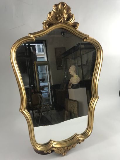 null Gilded wood mirror in the Regency style. 

Diam: 77 x 46cm.

(Accidents)