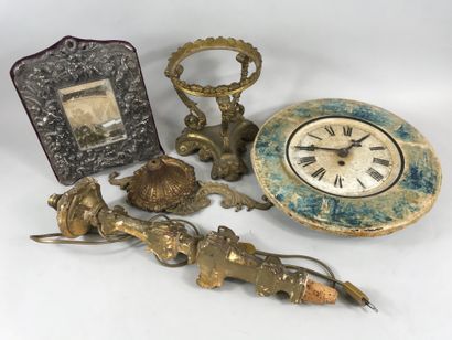 null Lot including : 

- a clock in lithographed sheet metal with a decoration of...