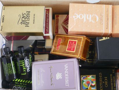 null Lot comprenant environ 285 miniatures homothétiques de parfumeurs et couturiers...