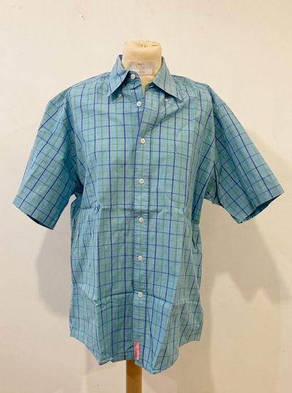 null YVES SAINT-LAURENT. 

Lot of 3 shirts for man, in cotton. 

Size 43 (green shirt),...