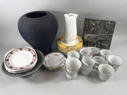 null Important lot including: 

- a porcelain tea and coffee set composed of nine...