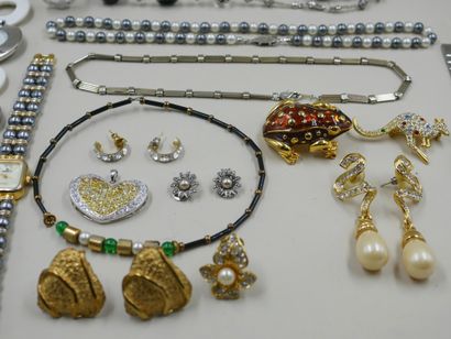 null Lot de bijoux fantaisie comprenant des montres, broches, bracelets, clips et...