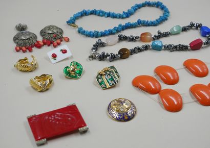 null Lot of costume jewelry including necklaces, brooches, earrings, a belt buckle,...