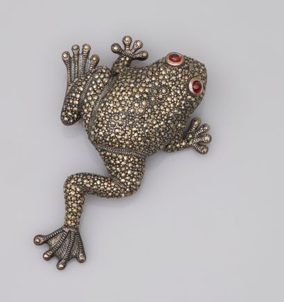 null Brooch in silver and hematite representing a frog. 

Length : 8cm. PB : 35g...