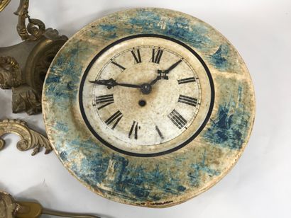 null Lot including : 

- a clock in lithographed sheet metal with a decoration of...