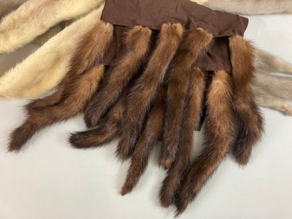 null Lot of 3 fur scarves, including mink, finished with paws and tails. 

(Fairly...