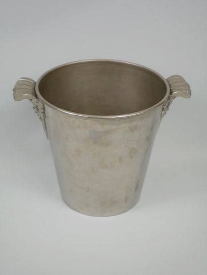 null DIEM. 

Champagne bucket in silver plated metal. The handles with vine shoots...