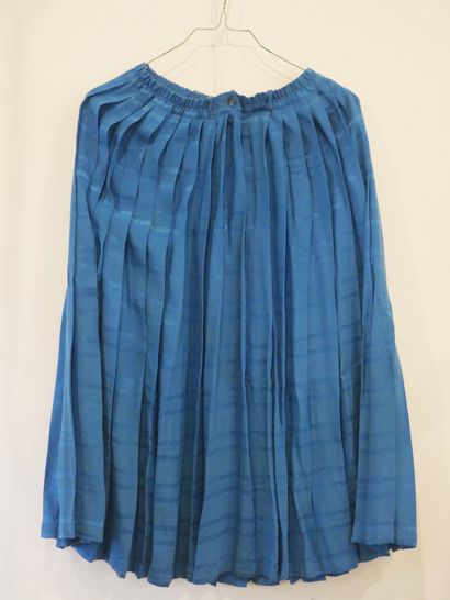 null BALENCIAGA

Ensemble en soie bleu comprenant un chemisier et une jupe au motif...