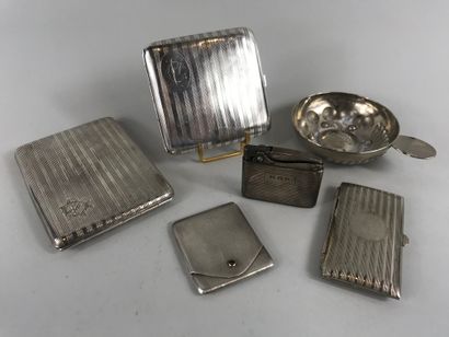 null Lot including : 

- a curved silver cigarette case with striations and monogrammed...