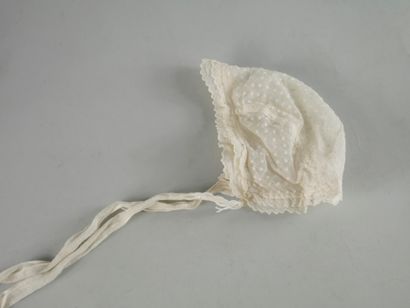 null Lot composed of two bonnets (probably christening), antique doilies, feathers,...