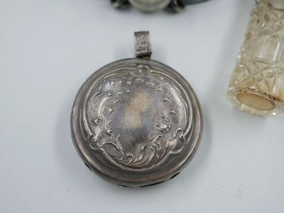null Lot en métal argenté comprenant un hochet ancien, une montre et un flacon ancien....