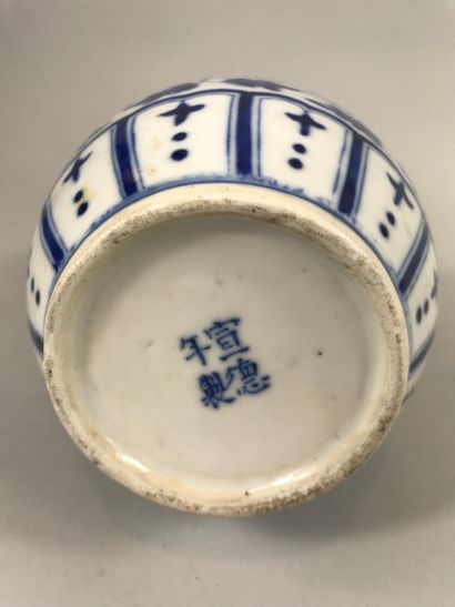 null CHINE, XIXè siècle, marque apocryphe de Xuande au revers.

Vase double gourde...