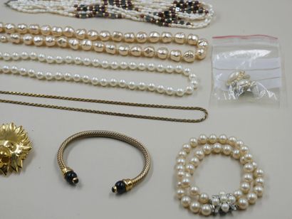 null Lot of costume jewelry including necklaces, brooches, bracelets and a pair of...