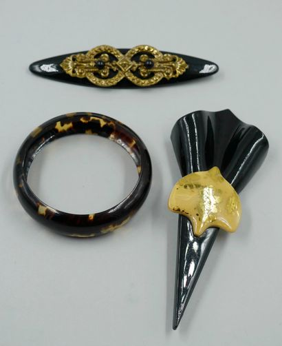 null Lot comprenant deux broches anciennes 1925 et un bracelet imitation corne.

(En...