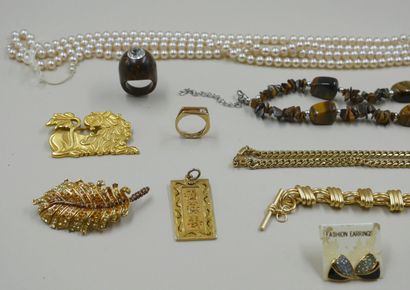 null Lot de bijoux fantaisie comprenant un sautoir de perles fantaisie, des colliers,...