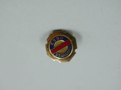 null ESSO.

Interesting 18k yellow gold and enamel badge, signed "ESSO STANDARD",...