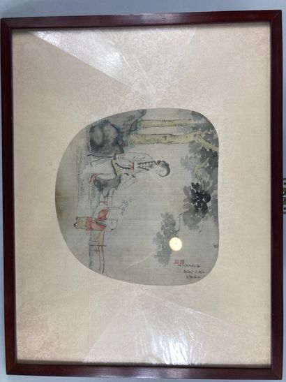 null JAPON, XIXe siècle.

Peinture sur soie figurant une femme et un enfant au jardin.

Inscriptions...