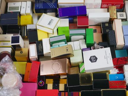 null Lot comprenant environ 285 miniatures homothétiques de parfumeurs et couturiers...