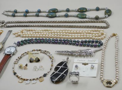 null Lot de bijoux fantaisie comprenant des sautoirs, colliers, montres, perles,...