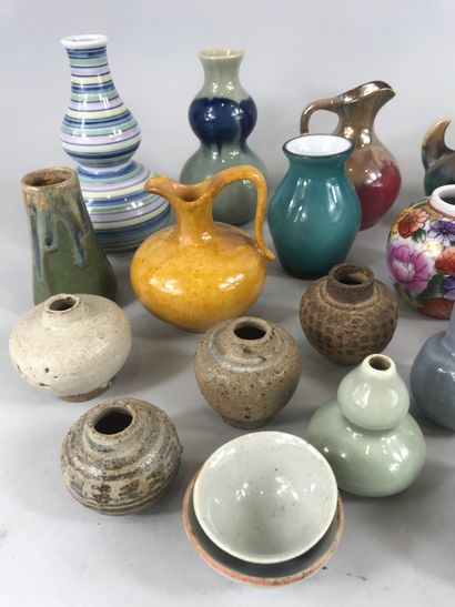 null Lot de 25 petites céramiques dont vases, pots, verseuses, tasses, coupes et...