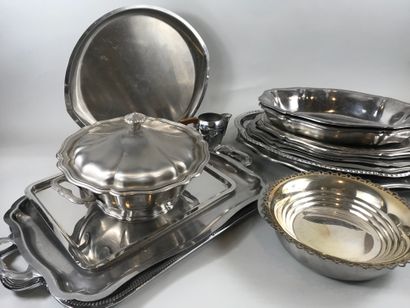 null Important batch of dishes, mainly in stainless steel, oval and rectangular,...