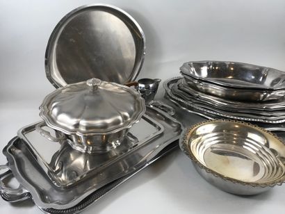 null Important lot de plats, principalement en inox, de forme ovale et rectangulaire,...